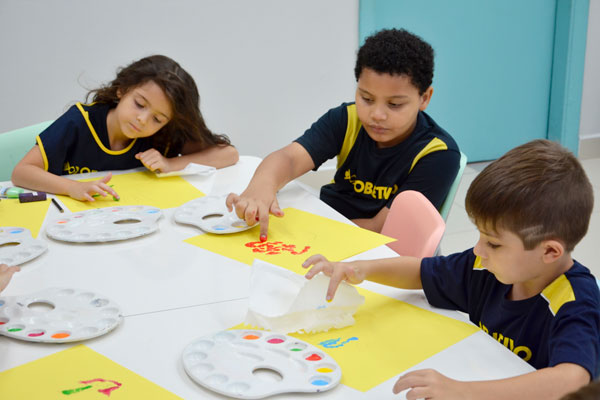 Coordenação motora com criatividade: um dia de descobertas sensoriais na aula de Arte
