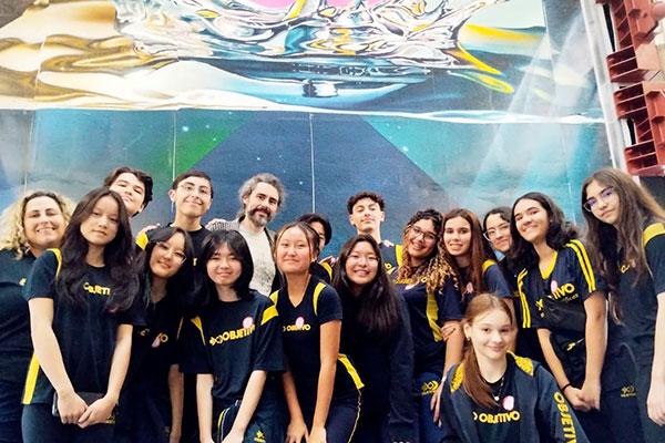 Alunos do Objetivo visitam Fundação Pró-Sangue em programa de conscientização sobre doação