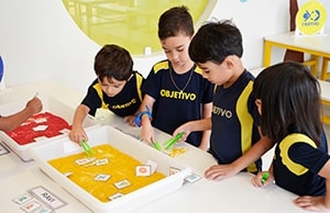 No meio da areia, uma descoberta! Alunos do Infantil 4 exploram o mundo letrado com o próprio nome