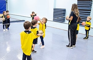 Crianças do Infantil 3 em movimento: aprendendo com jogos de bola